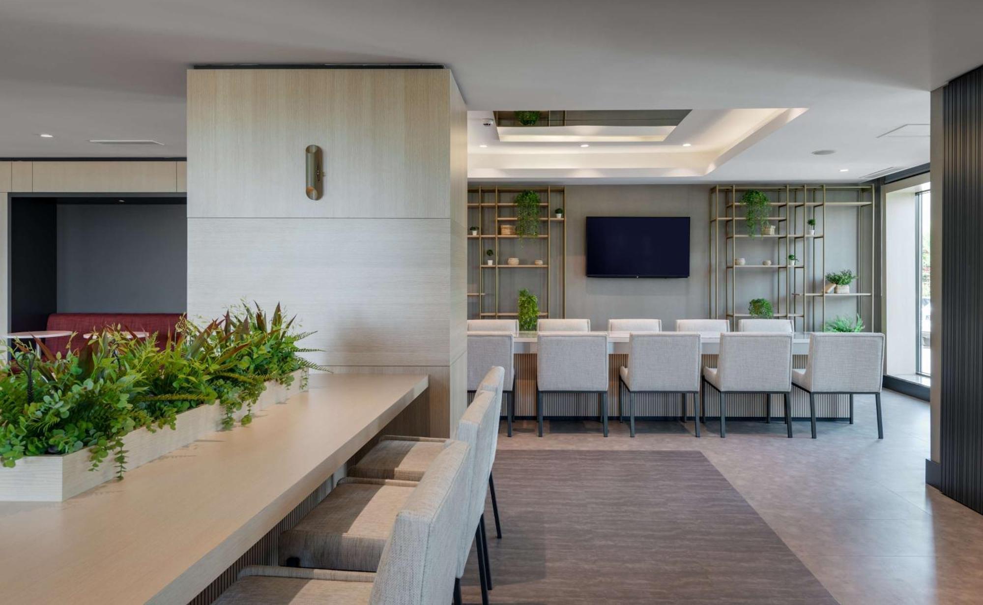 Doubletree By Hilton Van Luaran gambar